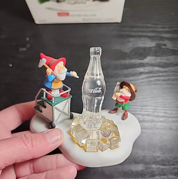 VTG Department 56 North Pole Series Ice Cold Coca Cola #56.56863 2004 Yellowing - Picture 6 of 6